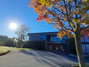 Biletet av framsida av skulen, med haustfargar.