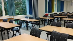 Bilde viser eit tomt klasserom med pultar