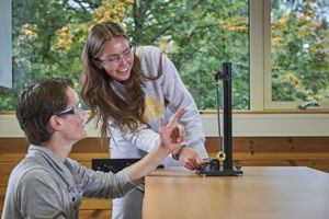 Bildet viser elevar som arbeider med eit forsøk på fysikklaben.